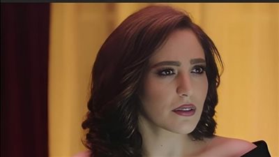 عبير نعمة تعلن طلاقها وتبكي على المسرح أثناء غناء 