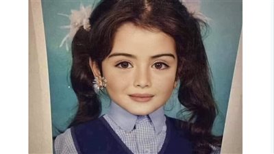 الفتاة الوحيدة التي لن ټندم على صورتها في طفولتها شاهد كيف اصبح شكلها وهى فى الـ 20 عاماً