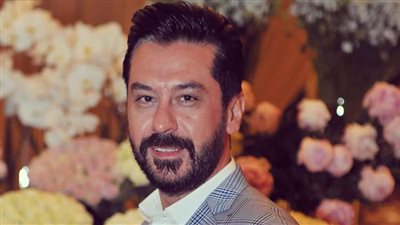 الفنان ميلاد يوسف يظهر في ملابس إمرأة ويثير جدلاً واسعاً.. 