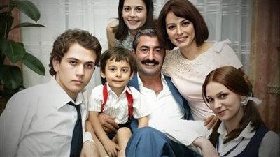 يلي كانو يتابعو هالمسلسل  طمنونا  اديش صارت اعماركم و تزوجتو  ولا لسااا...  شاهدوا كيف أصبح اليوم  أبطال المسلسل الموجدين بالصورة بأول ظهور لهم.. لن تتعرف عليهم للوهلة الاولى 🥺