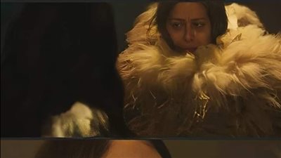 بمسلسل ولاد بديعة ليش لابسة  إمارات رزق خاروف ماهي الفكرة الفكرة ؟ ..الذكي و قوي الملاحظة فقط من سيكتشفه...ركزوا كتير منيح 😅 