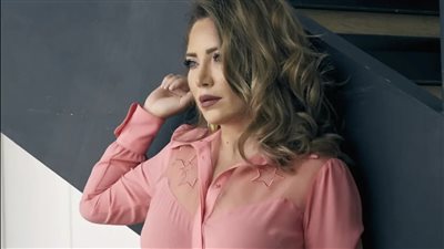 الفنانة سلافة معمار تجهش بالبكاء مباشرة على الهواء بسبب والدها وترد على سلاف فواخرجي وتضعها في موقف محرج