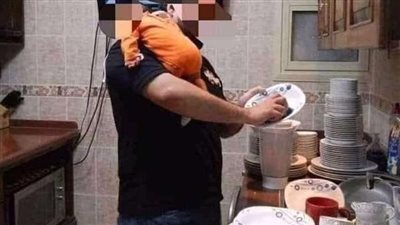رجل يطلق زوجته بعد أن قامت بتصويره وهو يساعدها في اعمال المنزل حيث وجد الفيديو في التيك توك مع دمجه بأغنية( مسيطرة )